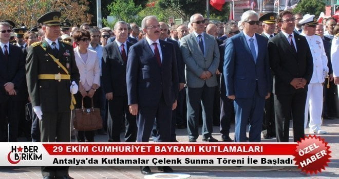 Antalya’da 29 Ekim Cumhuriyet Bayramı kutlamaları düzenlenen çelenk sunma töreni