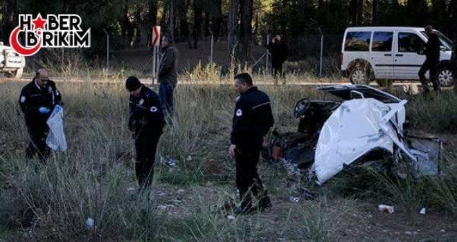 Antalya Korkuteli Kara Yolunda trafik kazası. Hurdaya dönen araçta 2